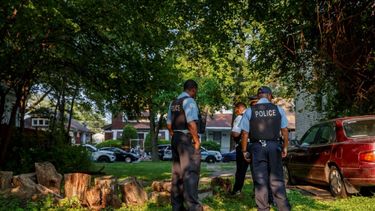 Agentes investigan la escena en donde una niña fue baleada en una pierna en Chicago.&nbsp; &nbsp;
