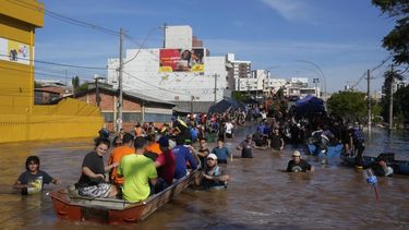 Em Brasil, inundaciones afectan ciudades enteras.