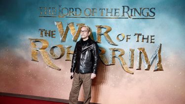 El director japonés Kenji Kamiyama posa en la alfombra roja a su llegada al estreno mundial de la película animada El Señor de los Anillos: La Guerra de los Rohirrim en el Odeon Luxe, en el centro de Londres, el 3 de diciembre de 2024.&nbsp; &nbsp; &nbsp;