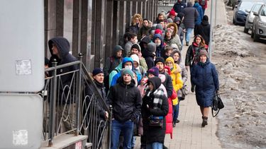 Un grupo de personas esperando para usar un cajero automático en San Petersburgo, Rusia, el 25 de febrero del 2022.&nbsp;