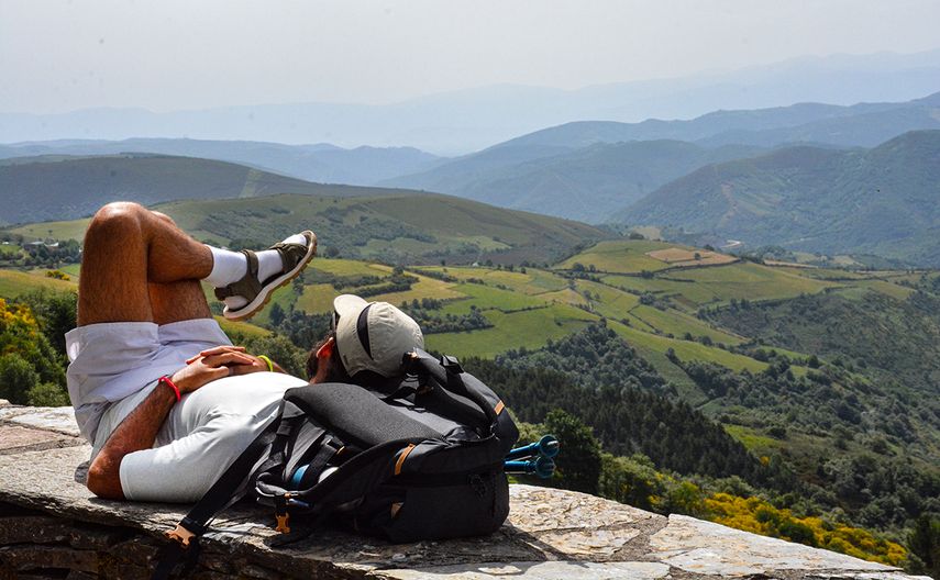 Merecido descanso, ante tanta naturaleza, en O Cebreiro, Galicia.
