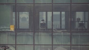 Una trabajadora de la salud permanece sentada en un &aacute;rea del aeropuerto La Aurora que el gobierno destin&oacute; como albergue temporal para ciudadanos guatemaltecos deportados de Estados Unidos mientras aguardan los resultados de pruebas para determinar si tienen el nuevo coronavirus. La imagen es del mi&eacute;rcoles 15 de abril de 2020.&nbsp;