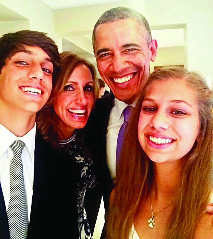 El presidente Barack Obama junto a Lili Estefan y sus hijos. (TWITTER)