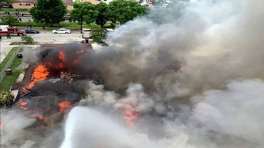 Imagen aérea del incendio en un conjunto residencial de Hialeah.