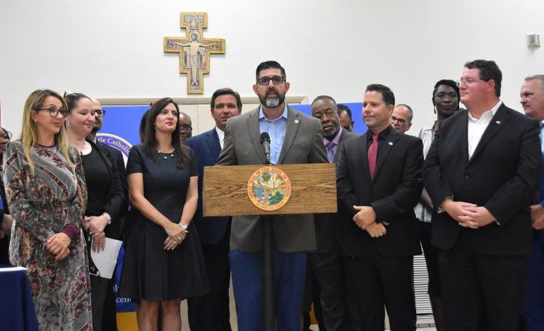 El senador estatal Manny Díaz, patrocinador de la ley, hizo hincapié en las posibilidades que ésta abre para muchos ciudadanos