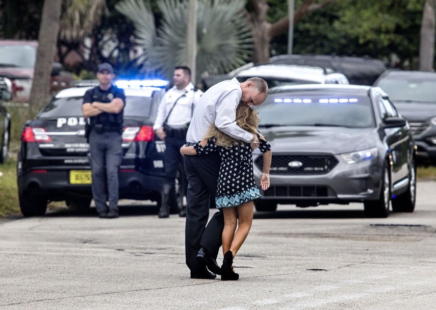 Fred Guttenberg y Manny Oliver, padres de dos de las 17 víctimas del tiroteo en una secundaria en Parkland (Florida) ocurrida en 2018, y uno de los alumnos estudiantes sobrevivientes acudirán este martes al discurso del Estado de la Unión que ofrecerá el presidente Donald Trump ante el Congreso.