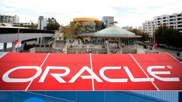Logo de los gigantes de la tecnología Google y Oracle.