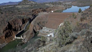 Vista de la represa hidroeléctrica Iron Gate Dam, en la parte baja del río Klamath, cerca de Hornbrook, California.