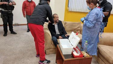 El gobernador de Santa Cruz, Luis Fernando Camacho, figura clave de la oposición, permanece sentado en un sofá en la sede de las Fuerzas Especiales de Lucha contra el Crimen (FELCC en español) en El Alto, Bolivia, tras su captura en Santa Cruz, el 28 de diciembre de 2022.