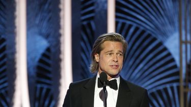 En esta imagen difundida por NBC, Brad Pitt recibe el Globo de Oro al mejor actor de reparto por Once Upon A Time...In Hollywood, el domingo cinco de enero del 2020 en Beverly Hills, California.