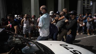 La policía detiene a un manifestante antigubernamental durante una protesta en La Habana, Cuba, el domingo 11 de julio de 2021. Cientos de manifestantes salieron a las calles en varias ciudades de Cuba para protestar contra la actual escasez de alimentos y los precios elevados de los productos en medio de la crisis por la pandemia del nuevo coronavirus.