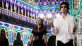 Una modelo presenta una creación para Dior durante el desfile de 2021 Dior Croisiere (Cruise) el 22 de julio de 2020 en Lecce, sur de Italia, mientras una bailarina se presenta junto a ella. &nbsp;