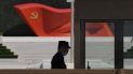 En esta imagen de archivo, un guardia de seguridad junto a una escultura de la bandera del Partido Comunista chino, en el Museo del Partido Comunista de China, el 26 de mayo 2022, en Pekín.  