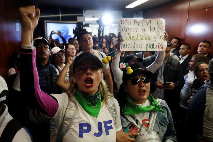 Manifestantes participan en una protesta dentro de la cámara alta del Congreso durante la legislación de la reforma judicial propuesta por el gobierno, en el Congreso Nacional en Ciudad de México, el 10 de septiembre de 2024. El Senado de México convocó una sesión en una sede alterna para debatir la controvertida reforma judicial del presidente Andrés Manuel López Obrador, luego de que los manifestantes invadieran el recinto legislativo y obligaran a suspender las deliberaciones, anunció la cámara.&nbsp;