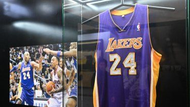 Esta foto, tomada el 17 de septiembre de 2024, muestra la camiseta que usó el fallecido jugador de baloncesto estadounidense Kobe Bryant con Los Angeles Lakers en una subasta de Juliens que se celebrará el 28 de septiembre en Hong Kong, titulada Leyendas en Movimiento, con artículos de figuras del deporte, la música y el entretenimiento, como Bruce Lee y Lady Gaga.&nbsp;