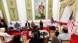Nicolás Maduro reunido con los activistas estadounidenses que ocuparon la Embajada venezolana en Washington para impedir el acceso a Carlos Vecchio, embajador de Juan Guaidó.&nbsp;