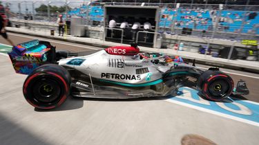 El británico George Russell, de Mercedes, sale de los fosos durante la primera práctica para el Gran Premio de Miami, el viernes 6 de mayo de 2022&nbsp;