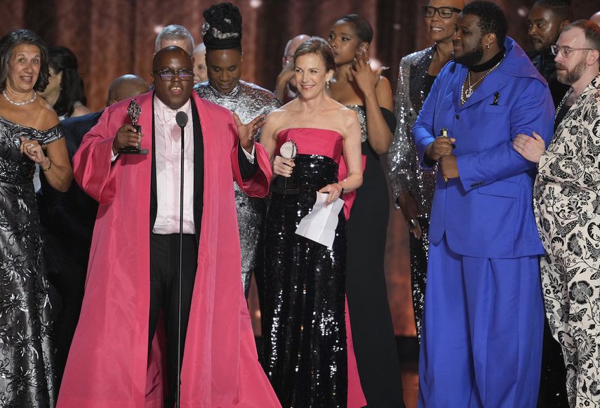 Michael R. Jackson, segundo de izquierda a derecha, recibe el premio a mejor musical por A Strange Loop en la 75a entrega anual de los Premios Tony el 12 de junio de 2022 en el Radio City Music Hall en Nueva York.&nbsp;