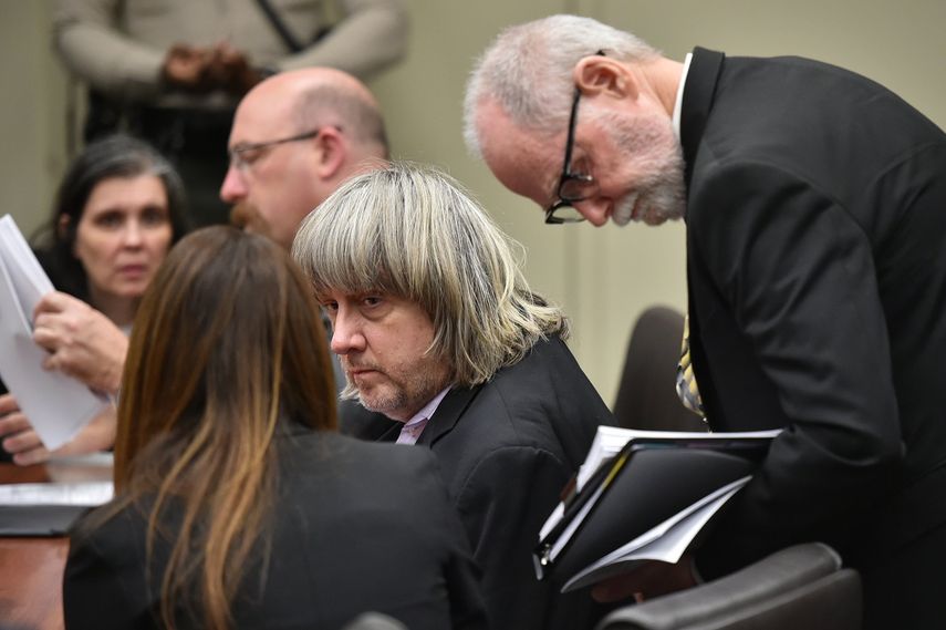 David Turpin (cen.), Louise Turpin (iza.-al fondo) y los abogados Jeff Moore (2i-al fondo), Allison Lowe (de espaldas-i) y David Macher (d) asisten a la lectura de cargos el jueves 18 de enero de 2018, en un tribunal de la ciudad de Riverside,&nbsp;California, EEUU.&nbsp;