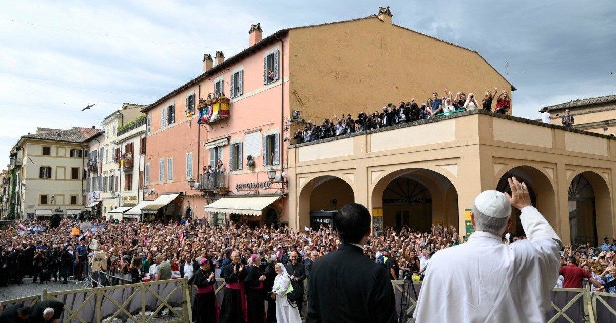 Cartas, mejores deseos y peluches: los entresijos del correo que recibe el Papa cada semana