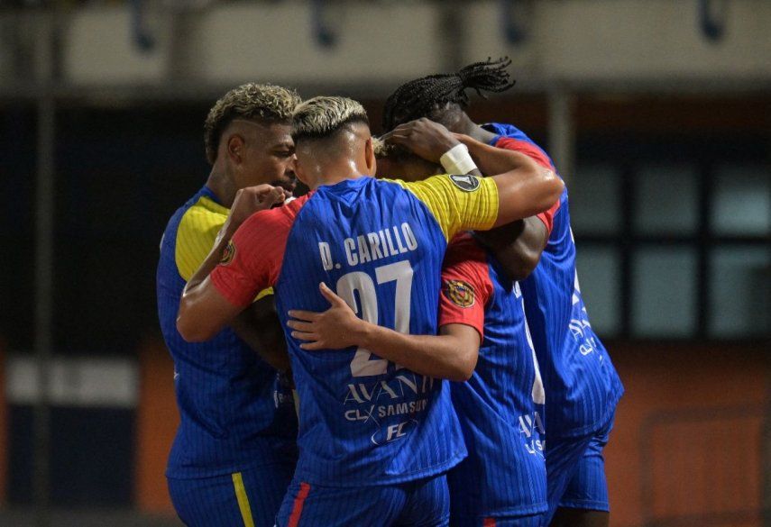 Los jugadores de la Universidad Central celebran el primer gol de su equipo durante el partido de fútbol de ida de la segunda ronda de clasificación para la Copa Libertadores entre la Universidad Central de Venezuela y el Corinthians de Brasil en el estadio Olímpico de la UCV en Caracas el 19 de febrero de 2025.&nbsp;