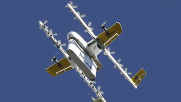 Drones de Wing vuelan a una altura de unos 7 metros (23 pies) antes de entregar un paquete en Christiansburg, Virginia, el viernes 18 de octubre de 2019.&nbsp;