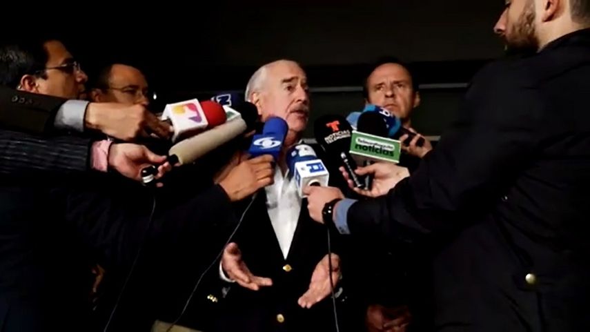 El expresidente colombiano Andrés Pastrana ofrece declaraciones a su llegada al aeropuerto de Bogotá, tras ser deportado por el régimen cubano.