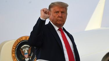 El presidente Donald Trump saluda antes de entrar al Air Force One. El primer mandatario ha destinado su mansión en el caribe para el alquilar.&nbsp;