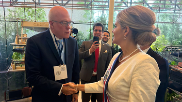 Orlando Gutiérrez-Boronat estrecha la mano de la nueva presidenta de Costa Rica, Laura Fernández.