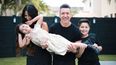 Jorge Bernal, Karla Birbragher y Lucas cargan a la pequeña Kylie.