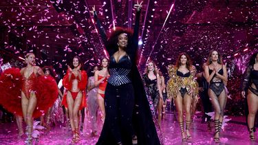 Tyra Banks desfila en la pasarela del Victorias Secret Fashion Show.&nbsp;