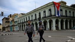 Policías al servicio del régimen caminan cerca del Capitolio de La Habana, el 15 de noviembre de 2021. 