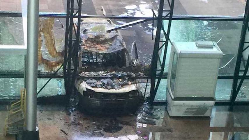 Los bomberos apagaron el fuego, cuyas llamas llegaron a alcanzar los 14 metros de altura.