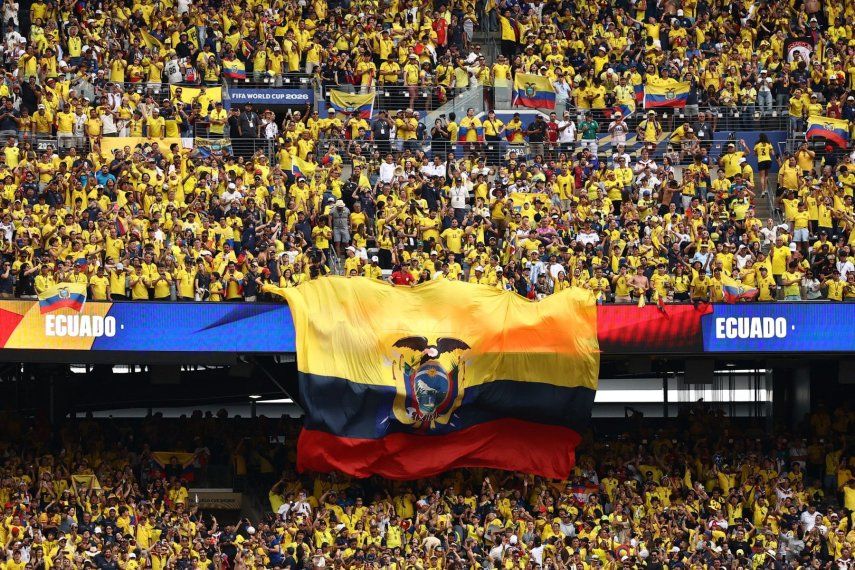Aficionados ecuatorianos exhiben una enorme bandera nacional tras la victoria de Ecuador contra Alemania en el partido de la fase de grupos E del Mundial de 2026