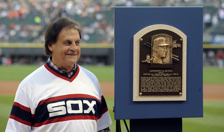 &nbsp;En esta foto del 30 de agosto de 2014, el exmanager de los Medias Blancas de Chicago Tony La Russa posa con su placa del Salón de la Fama previo a un juego contra los Tigres de Detroit