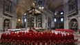 Cardenales asisten a una misa en la Basílica de San Pedro en el Vaticano, el 30 de abril de 2025, a una semana del cónclave dónde se elegirá al nuevo Papa y Obispo de Roma