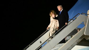 El presidente de Estados Unidos, Donald Trump, y la primera dama, Melania Trump, desembarcan del Air Force One a su llegada al Aeropuerto Internacional Leonardo da Vinci de Roma el 25 de abril de 2025. Trump se encuentra en Roma para asistir al funeral del papa Francisco.