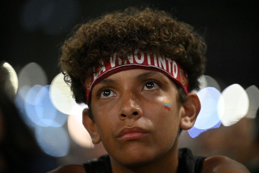 Un joven seguidor de la selección de Venezuela observa el último partido de la Vinotinto en la eliminatoria mundialista rumbo a Norteamérica 2026, el 9 de septiembre de 2025.