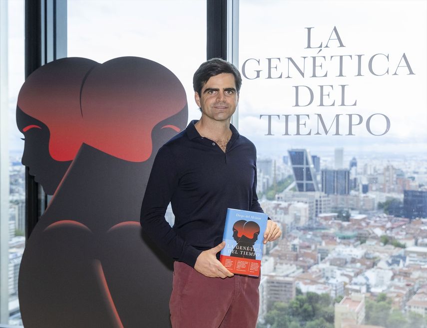 El escritor Diego del Alcázar presenta su primera novela La genética del tiempo.