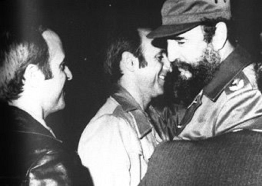 Los hermanos De La Guardia junto a Fidel Castro. Años más tarde, Antonio De La Guardia fue fusilado por el régimen castrista y su hermano Patricio resultó condenado a 30 años de presión