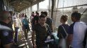 En esta fotografía de archivo del 2 de febrero de 2019, los migrantes regresan a México mientras otros hacen fila en su camino para solicitar asilo en los Estados Unidos, al pie del puente la Puerta México en Matamoros, México, que cruza hacia Brownsville, Texas. En esta fotografía de archivo del 2 de febrero de 2019, los migrantes regresan a México mientras otros hacen fila en su camino para solicitar asilo en los Estados Unidos, al pie del puente la Puerta México en Matamoros, México, que cruza hacia Brownsville, Texas.