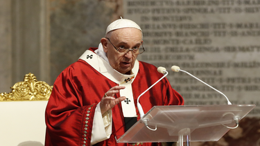 El papa Francisco celebra una misa en la Bas&iacute;lica de San Pedro del Vaticano, el domingo 31 de mayo de 2020.&nbsp;