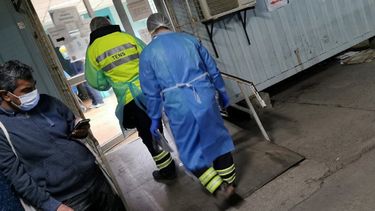 &nbsp;Trabajadores sanitarios en un hospital de Santiago de Chile atienden casos de COVID-19.