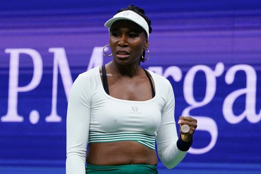 La estadounidense Venus Williams reacciona durante su partido de primera ronda de dobles con Serena Williams, en contra de Lucie Hradecka y Linda Noskova, de la República Checa, en el Abierto de Estados Unidos, el 1 de septiembre de 2022, en Nueva York. 