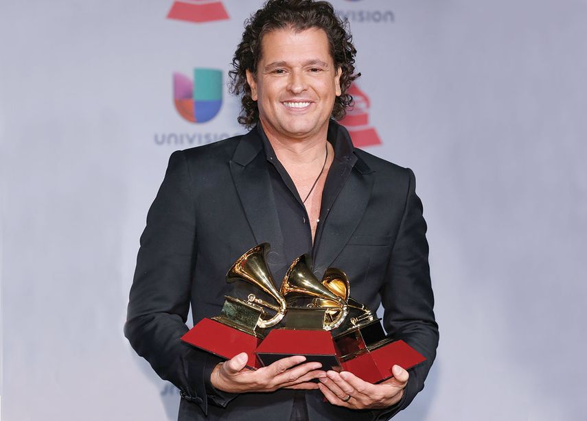 Carlos Vives sostiene los tres gramófonos dorados que consiguió en la noche, aunque no se llevó los premios más importantes. (AP)