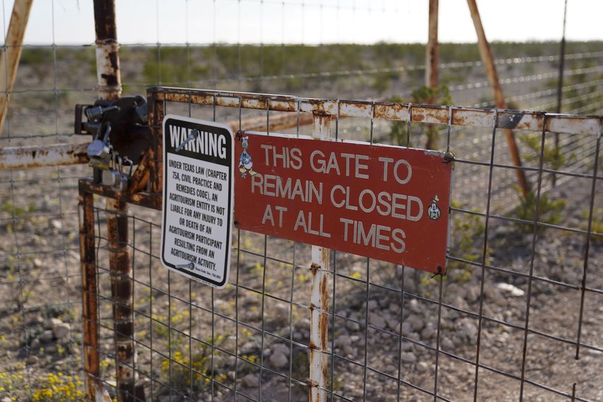 Una puerta de acceso un cruce en el río Bravo, el 21 de marzo de 2024, en el condado de Terrell, Texas.&nbsp;