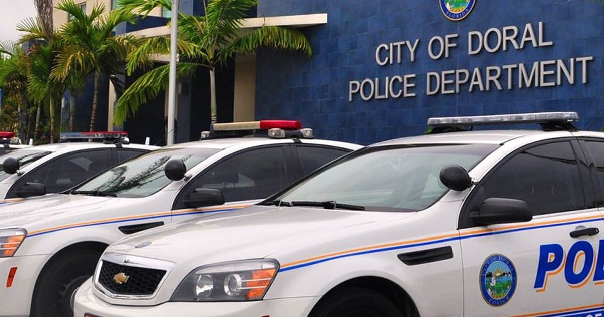 Joven golpea con una pistola a su amigo frente a una escuela en Doral