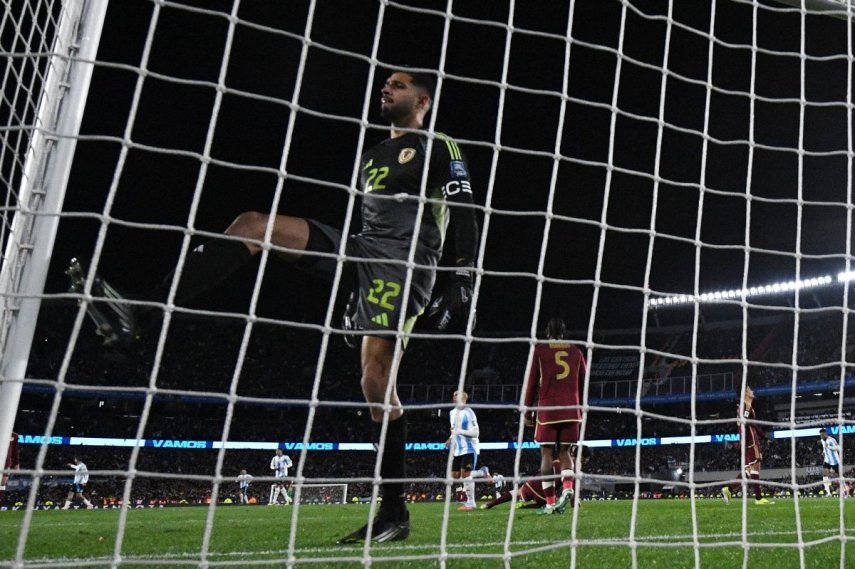 El portero venezolano #22 Rafael Romo reacciona después de que el delantero argentino #10 Lionel Messi (fuera de cuadro) anotara el tercer gol de su equipo durante el partido de fútbol de las eliminatorias sudamericanas de la Copa Mundial de la FIFA 2026 entre Argentina y Venezuela en el estadio Más Monumental en Buenos Aires el 4 de septiembre de 2025. El portero venezolano #22 Rafael Romo reacciona después de que el delantero argentino #10 Lionel Messi (fuera de cuadro) anotara el tercer gol de su equipo durante el partido de fútbol de las eliminatorias sudamericanas de la Copa Mundial de la FIFA 2026 entre Argentina y Venezuela en el estadio Más Monumental en Buenos Aires el 4 de septiembre de 2025.