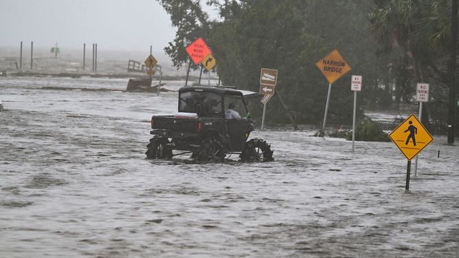 Personas viajan en un vehículo por la calle inundada cerca del puerto deportivo de Steinhatchee después del paso del huracán Idalia en Steinhatchee, Florida, el 30 de agosto de 2023.&nbsp;