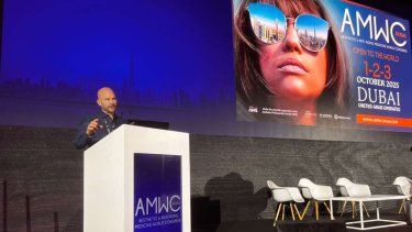 El Dr. Eduardo Cardona durante su presentación en Dubái.&nbsp;